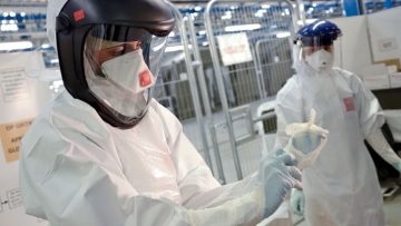 Army_trainers_teach_NHS_medics_how_to_put_on_Ebola_safety_suits