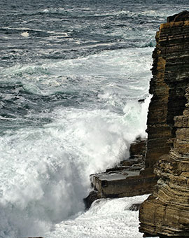 tide-breaking-on-cliffs