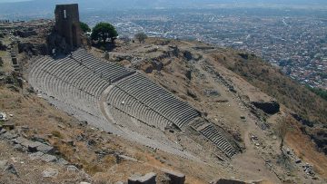 Pergamon_The_citadel_of_Pergamon_with_modern_Bergama_in_the_background