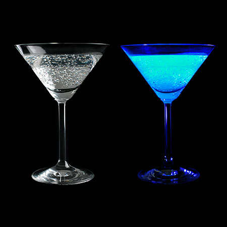 Tonic_water_fluorescing