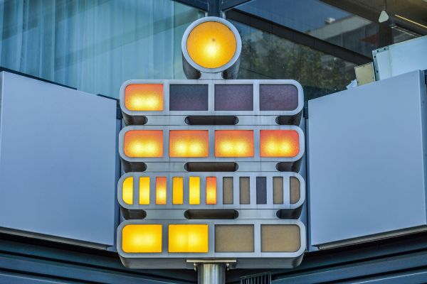 Mengenlehreuhr: the set theory clock in Berlin at 09:32
